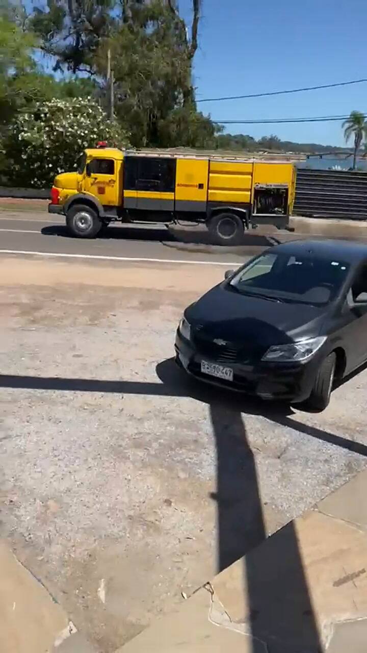 Uno de los camiones de bomberos en camino al incendio a OH! La Barra