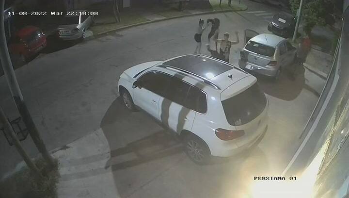 Asalto piraña: abordan a una familia y le apuntan a una adolescente que filmaba el hecho