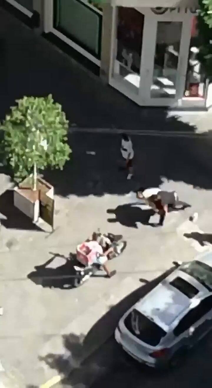 Así fue la pelea de los cuidacoches en pleno centro de La Plata