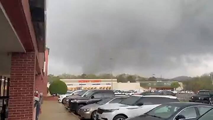 El tornado se empieza a presentar como una nube oscura que recorre el cielo de Little Rock, Arkansas