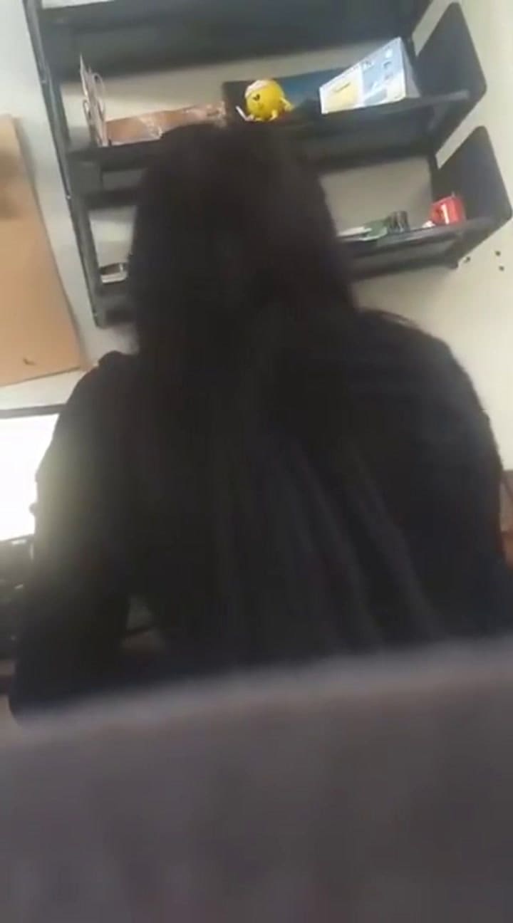 Una alumna graba cómo su profesor la acosa sexualmente - Fuente: Youtube