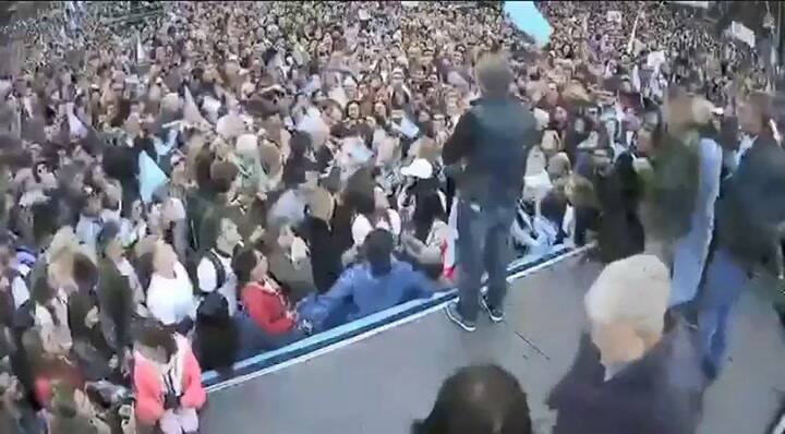 Macri en Entre Rios: le preguntó a una abuela si tenía celular y le respondió que no