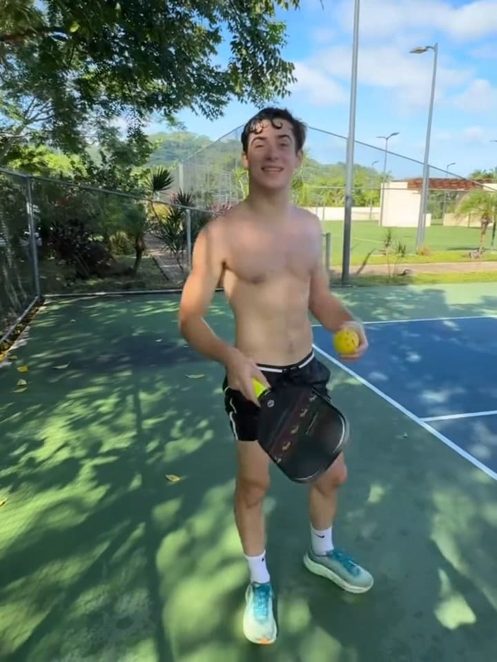 Colapinto practicando pickleball en México