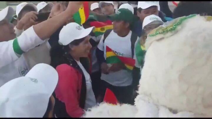El recibimiento a Evo Morales en la Argentina - Fuente: Twitter @evoespueblo