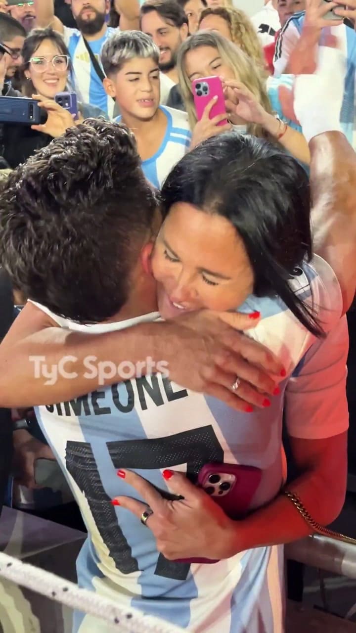 El abrazo entre Carolina Baldini y Giuliano Simeone