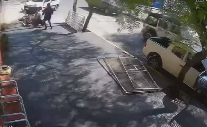 Un motochorro intentó robarle el celular, chocó contra un tacho y la víctima se le tiró encima