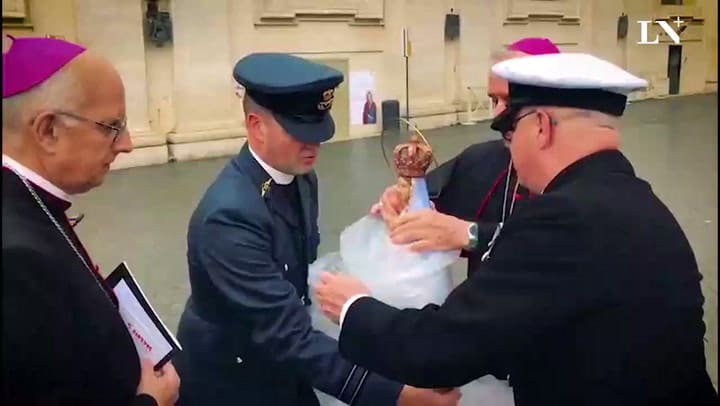 La emoción del Papa al bendecir una imagen de la Virgen de Luján que estuvo en Malvinas