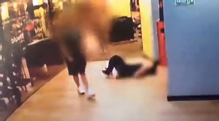 Un policía fuera de servicio golpeó a una joven de 18 años y fue grabado por las camaras