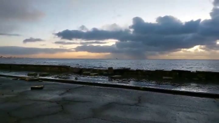 Una intensa marea ocurrida en Mar del Plata rompió el muro de contención del Paseo Dávila