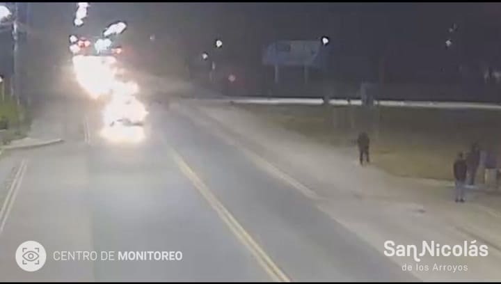 Tragedia en San Nicolás: lo chocó una camioneta y murió envuelto en llamas