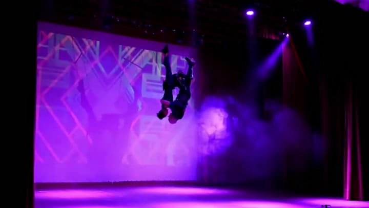 No es la primera vez que Alberto Cormillot se muestra realizando danza aérea (Video: Instagram)