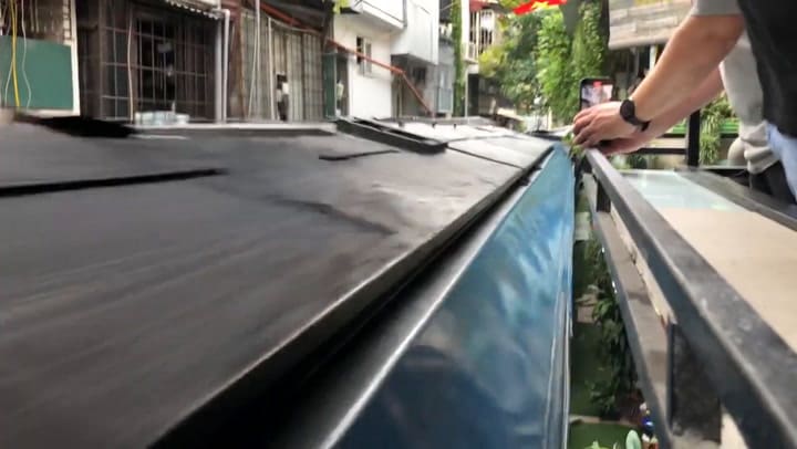 Así es la calle de Hanói donde el tren pasa a centímetros de las viviendas y los comercios