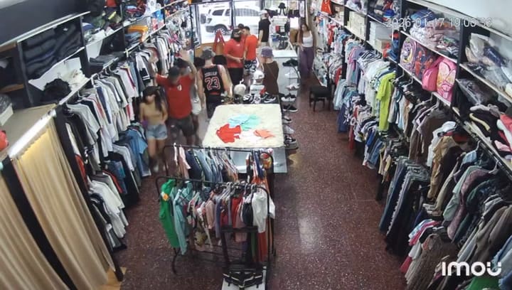 GIF El video de un violento robo en un local de venta de ropa de San Fernando
