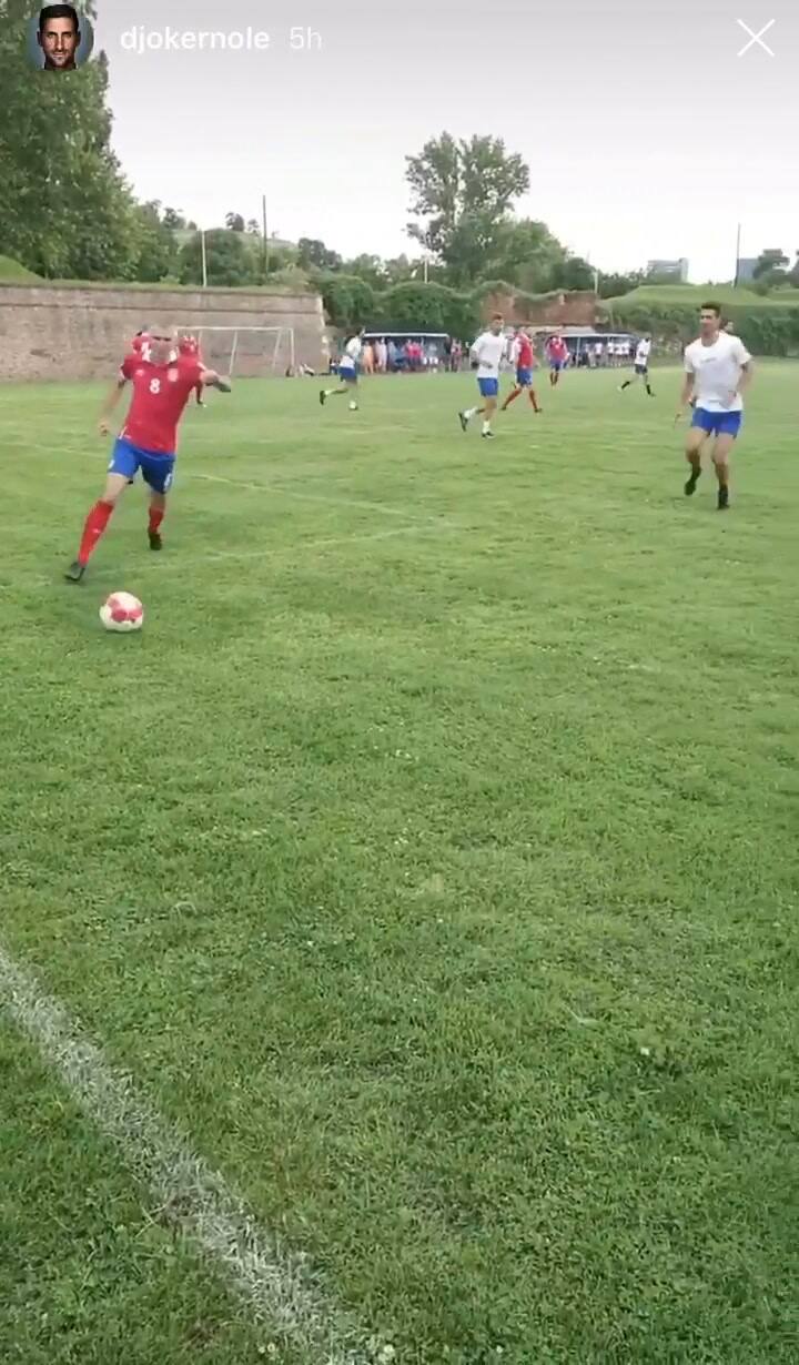 Djokovic armó un torneo a beneficio y jugó al fútbol