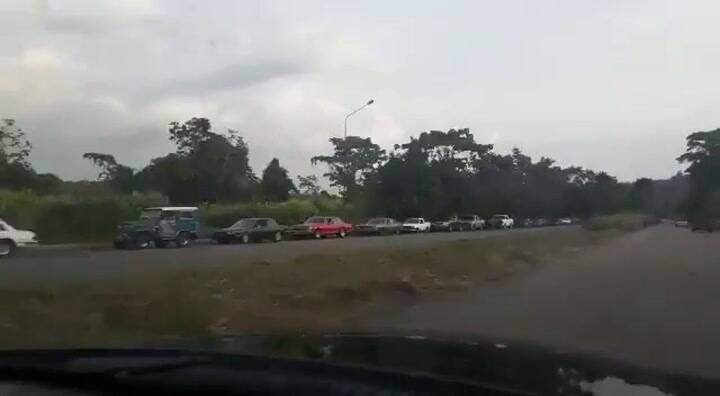 La mega fila en Venezuela para adquirir nafta