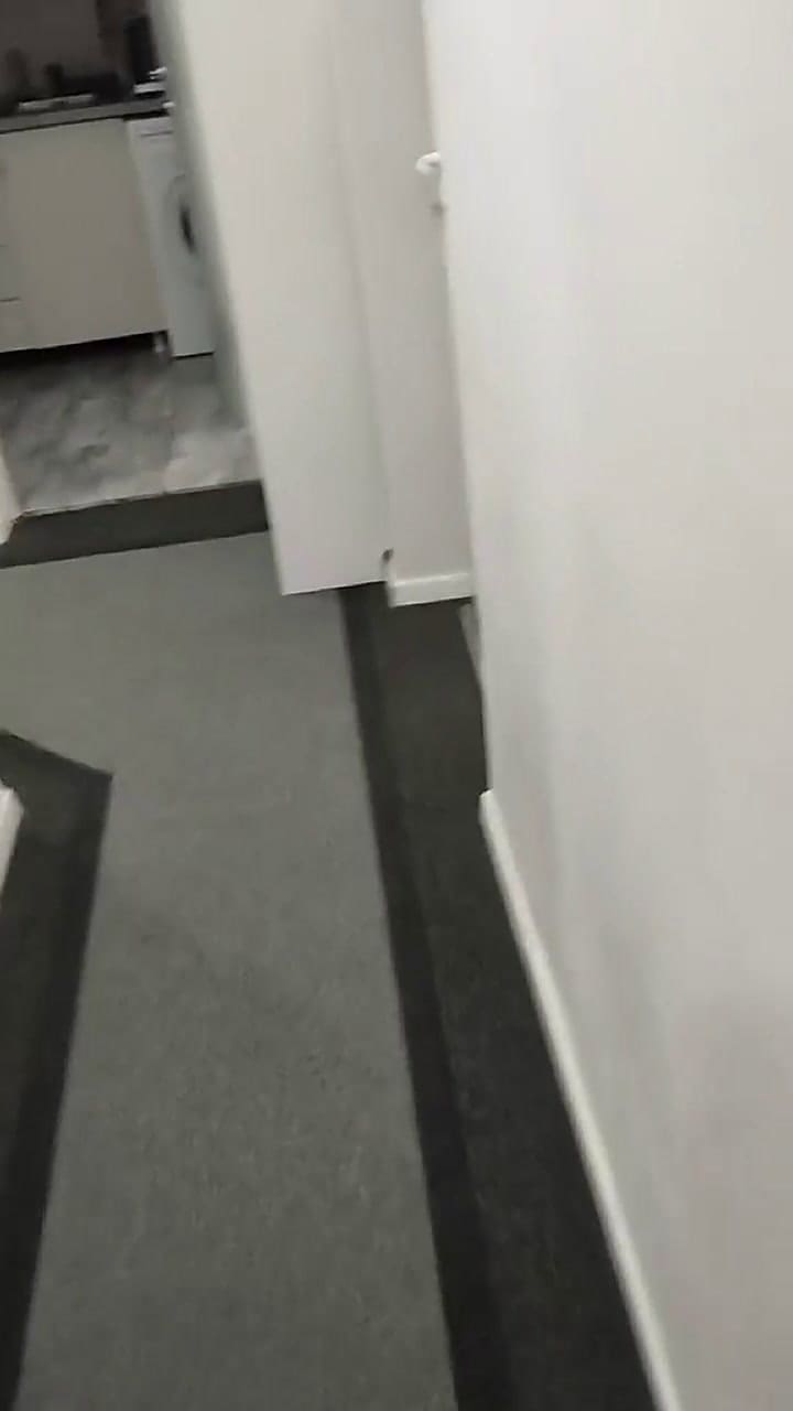 Una joven alquiló un departamento en Bucarest y encontró un detalle aterrador