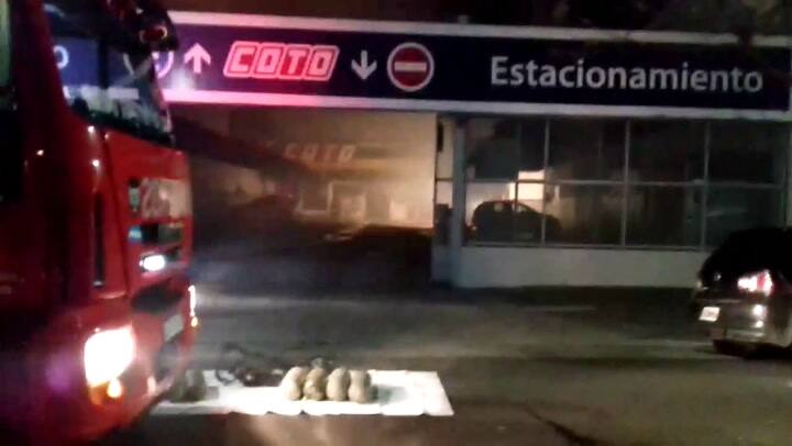 Se incendió un depósito de Coto
