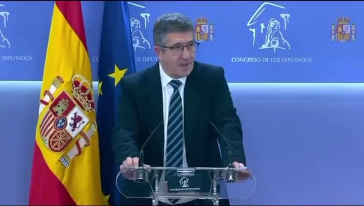 El vocero del gobierno español se quedó en silencio cuando le preguntaron por los agravios a Milei (GIF)