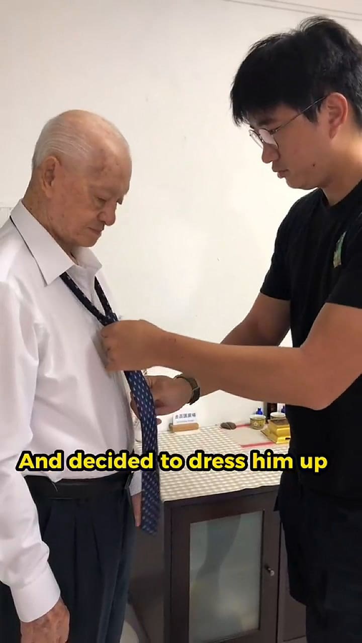 Un abuelo hace una sesión de fotos como Tommy Shelby de Peaky Blinders