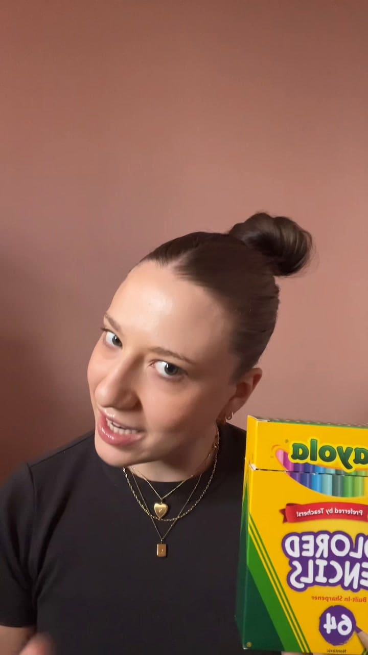 habla sobre lo pequeños que son los lápices de color de la caja de 64 unidades en comparación con las de tamaño normal.