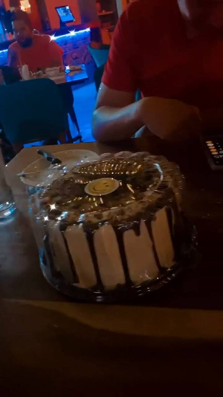 Llevó una torta a una cena, le ofrecieron guardarla en la heladera y le cobraron una fortuna