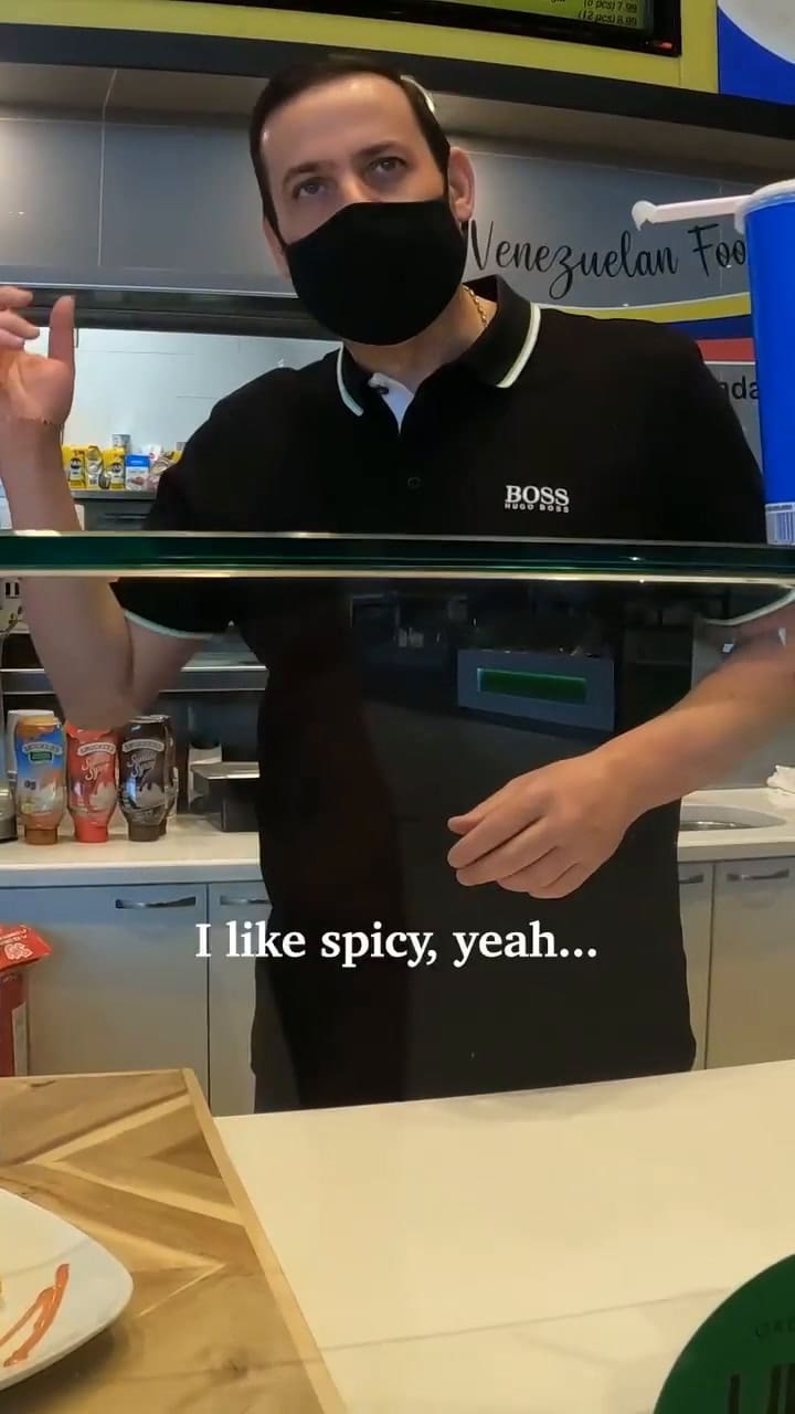 Fue a un negocio, pidió un vaso de agua y le regaló 500 dólares al trabajador por una inesperada raz