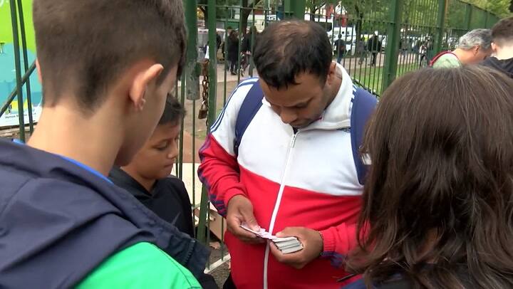 Intercambio, venta y pasión por figuritas del mundial de Rusia en el Parque Rivadavia - Fuente: Téla