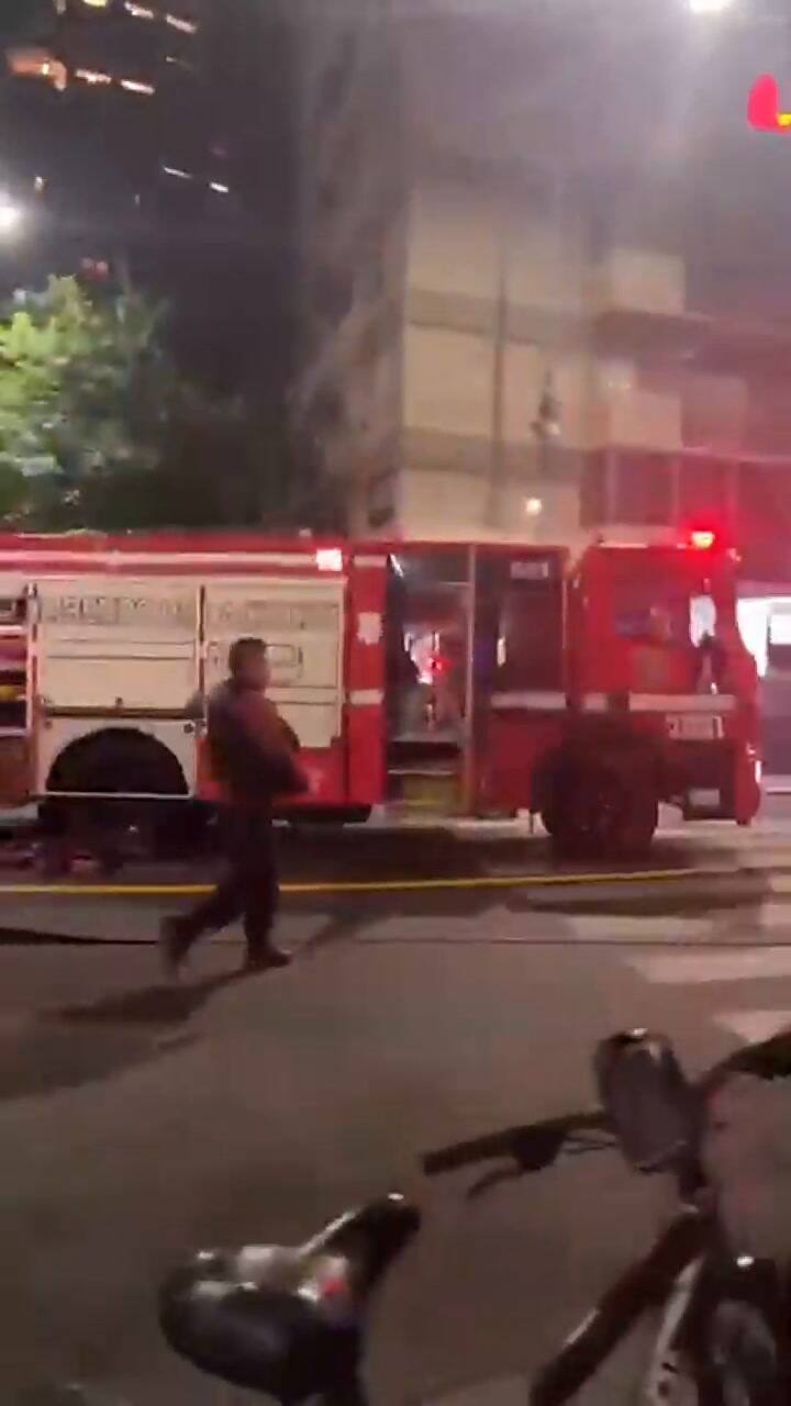 Feroz incendio en Palermo: un contenedor de basura se prendió fuego y destruyó tres autos 1