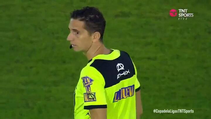 El insólito error de un árbitro en Huracán Colón