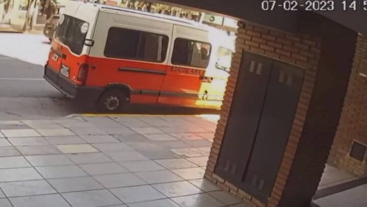 El auto estuvo a punto de arrollar a dos mujeres y se incrustó en el hall de un edificio