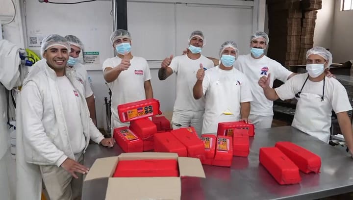 Los empleados sorprendieron a la pareja con un emotivo video