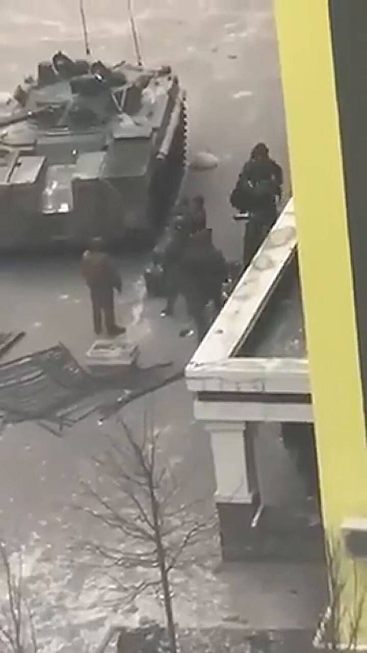 Tanques rusos toman posiciones en un área densamente poblada de Kiev