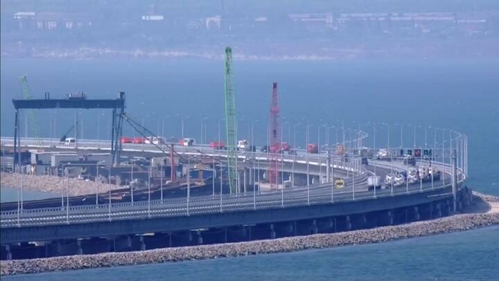 Putin inaugura un puente que une Rusia a Crimea al volante de un camión - Fuente: AFP