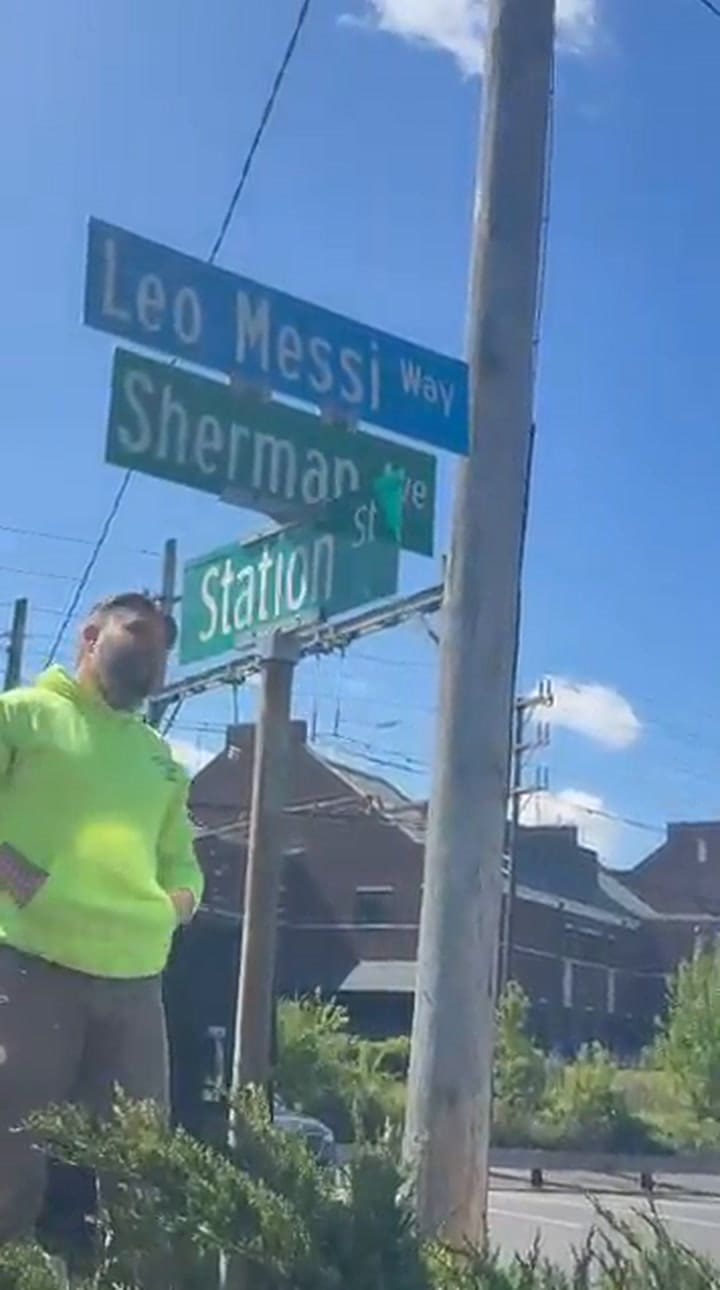 El momento de la colocación del cartel de la Leo Messi Way