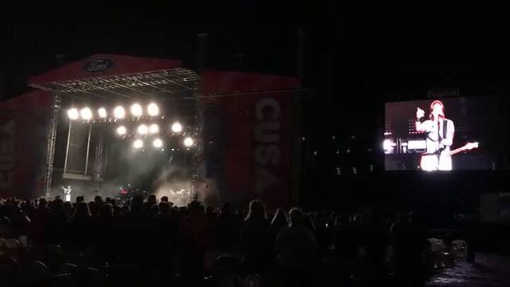 Keith Urban le canta el feliz cumpleaños a Nicole Kidman junto a su público - Fuente: YouTube