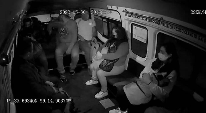 El momento en el que un ladrón es linchado por los pasajeros dentro de una combi