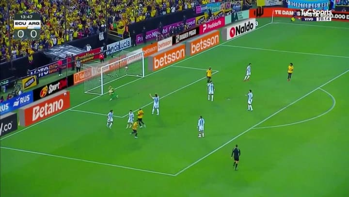 La atajada de Dibu Martínez a Angulo