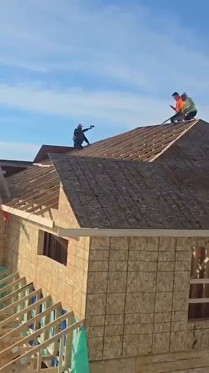 Agentes del ICE apuntaron y golpearon a trabajadores de una construcción en Minneapolis