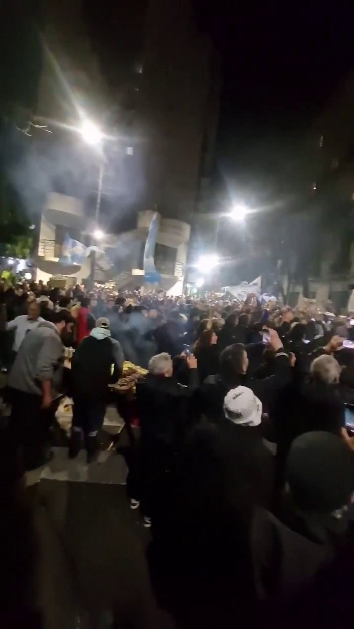 Este lunes se cumplen tres años del atentado contra Cristina Kirchner y la militancia marchó a su casa para brindarle apoyo