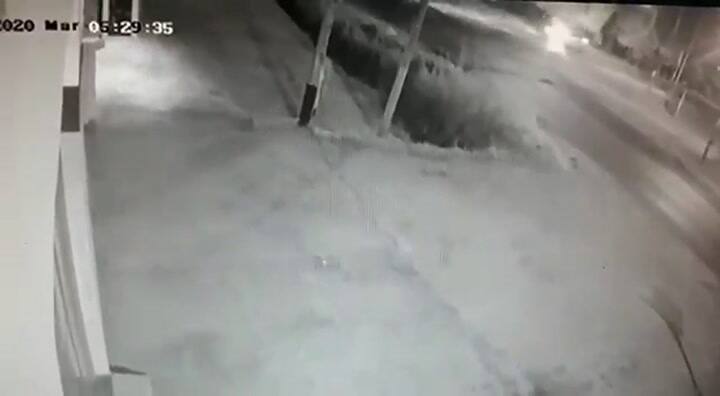 Así se incrustó el automóvil Citroen frente a una vivienda de 60 y 152.