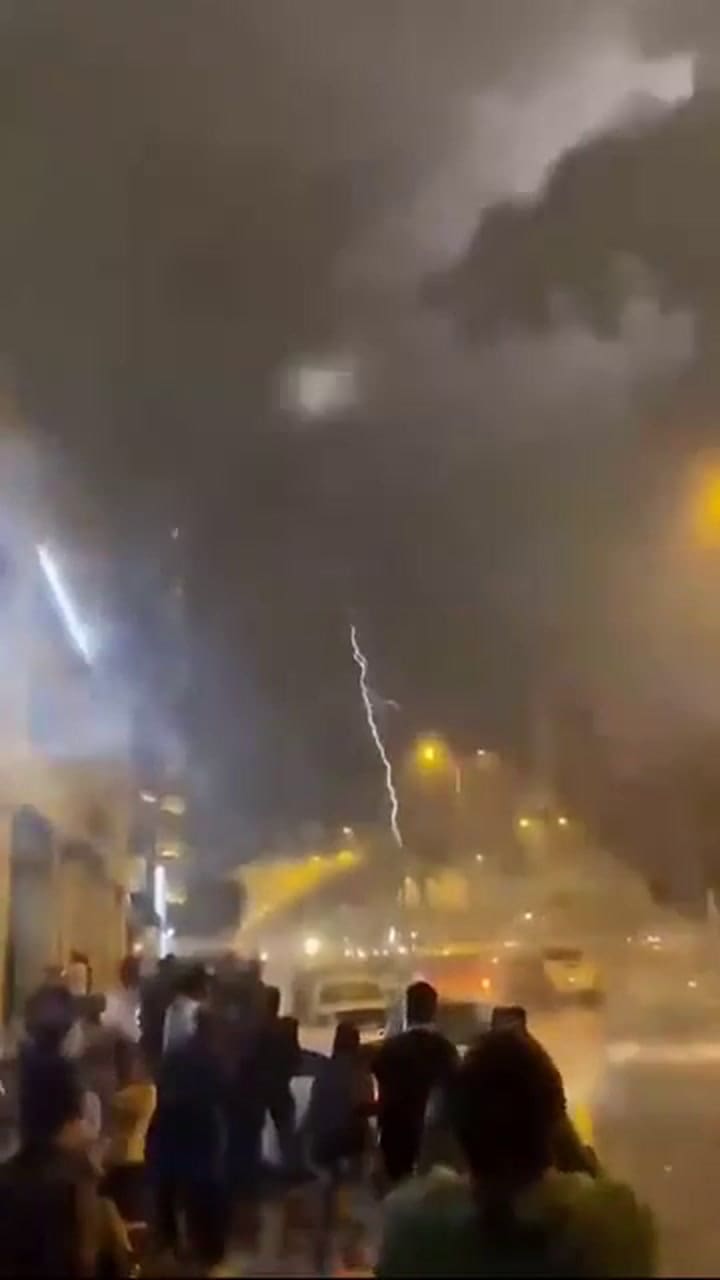 Las personas que se encontraban en la calle filmaron asombradas la intensidad de la tormenta que afectó a Dubai