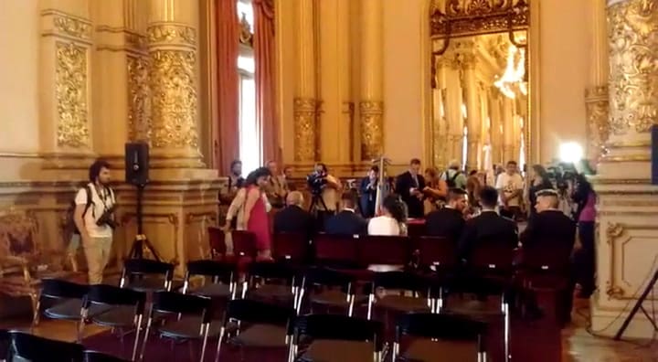 12 parejas se casaron en el Teatro Colón