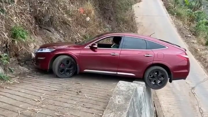 Increíble maniobra para salir de un barranco