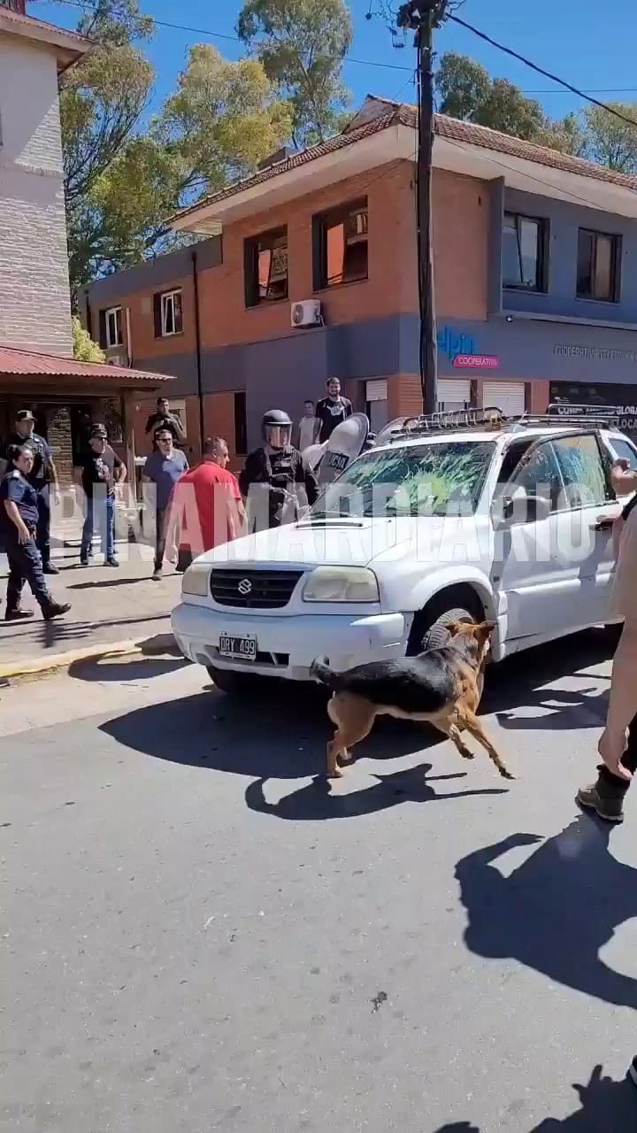 Tensión en Pinamar: sindicalistas quemaron gomas y lanzaron huevazos contra funcionarios en medio de un conflicto salarial