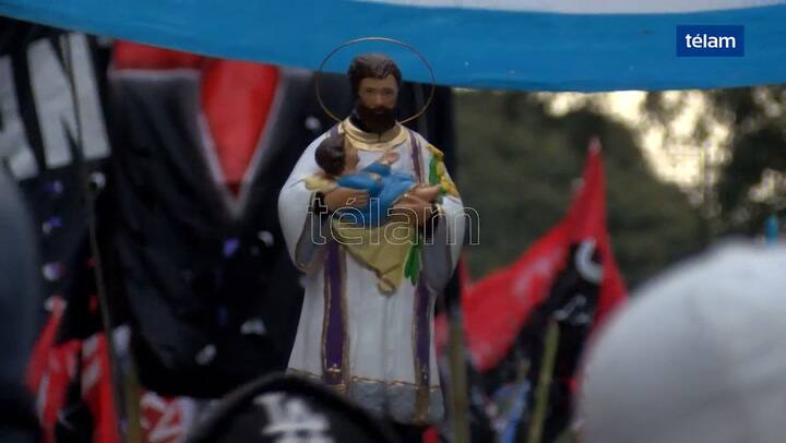 Miles de fieles congregados en la iglesia del patrono del trabajo - Fuente: Télam