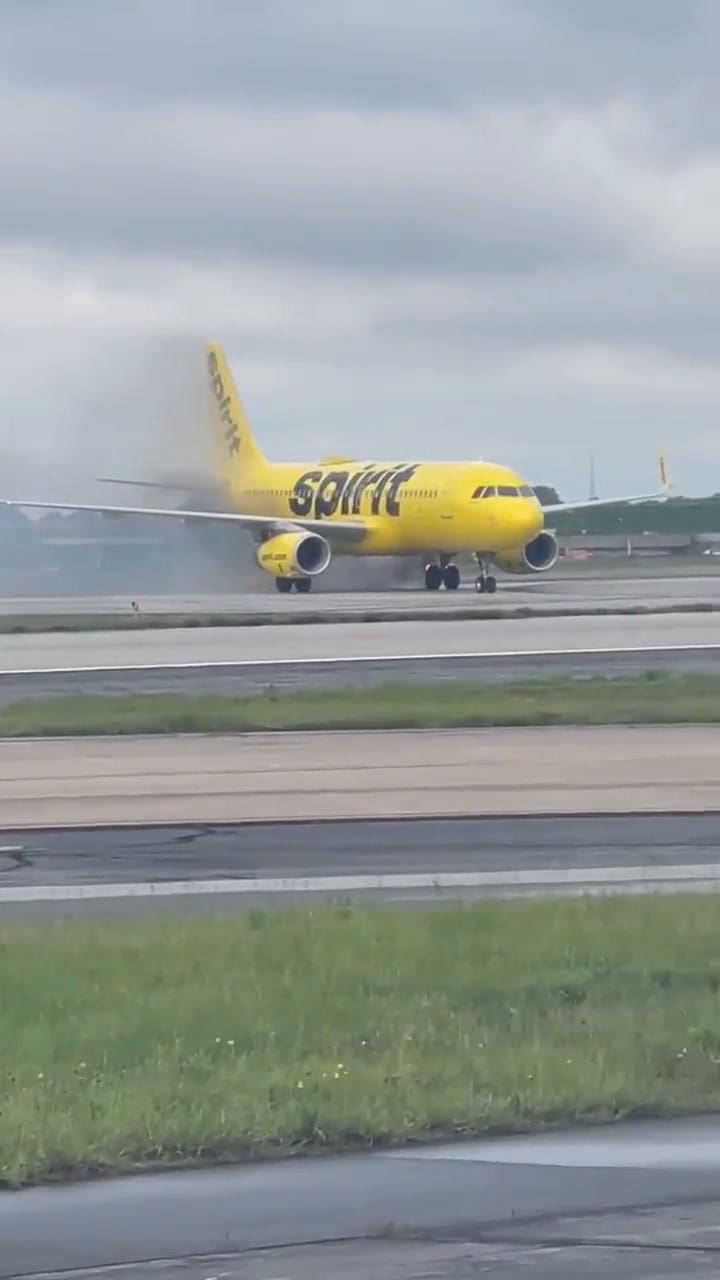 El tren de aterrizaje de un avión se incendió cuando aterrizaba en Atlanta, Georgia