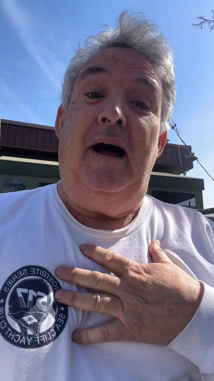 El hombre justificó sus acciones en base a una ley arcana que permite disolver un gobierno local.