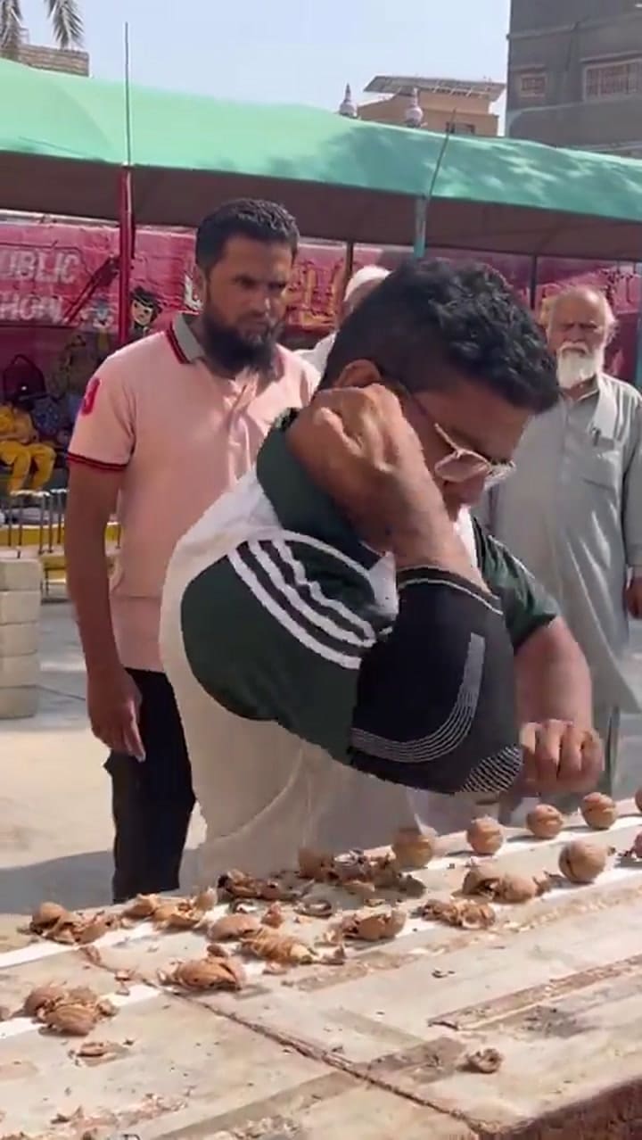 El récord Guinness de mayor cantidad de nueces rotas con un codo en 30 segundos