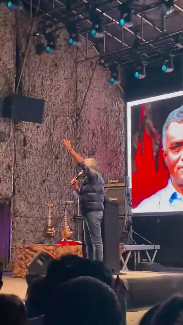 Insultos y cánticos contra Sebastián Pareja en La Derecha Fest