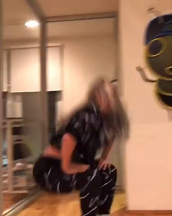 Lele Pons: la youtuber atravesó una puerta de vidrio mientras filmaba un video bailando - Fuente: Ig